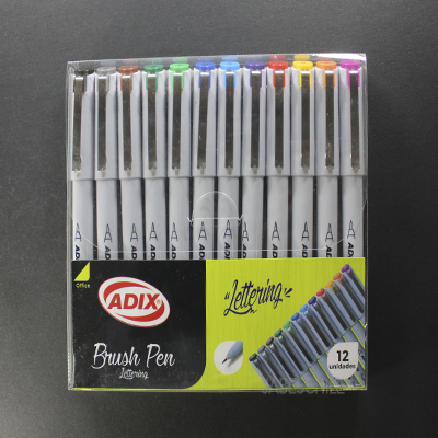Brush Pen de punta fina, ideal para practicar lettering, trazos, contornos y sombreados. Tinta a base de agua.